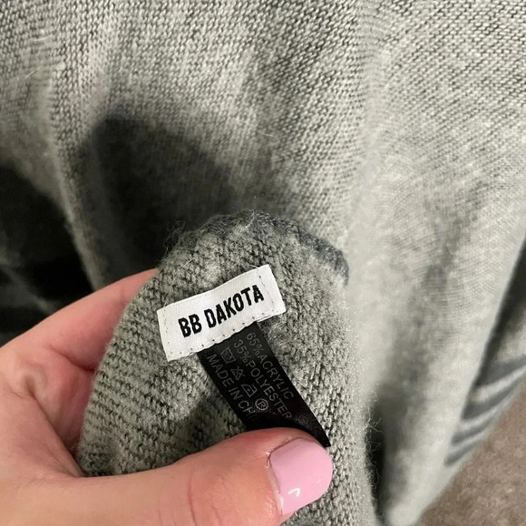 BB Dakota gray reversible patterned shrug - Picture 8 of 8